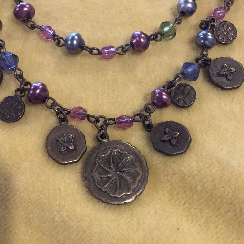 Necklace with color pearls and metal medallions